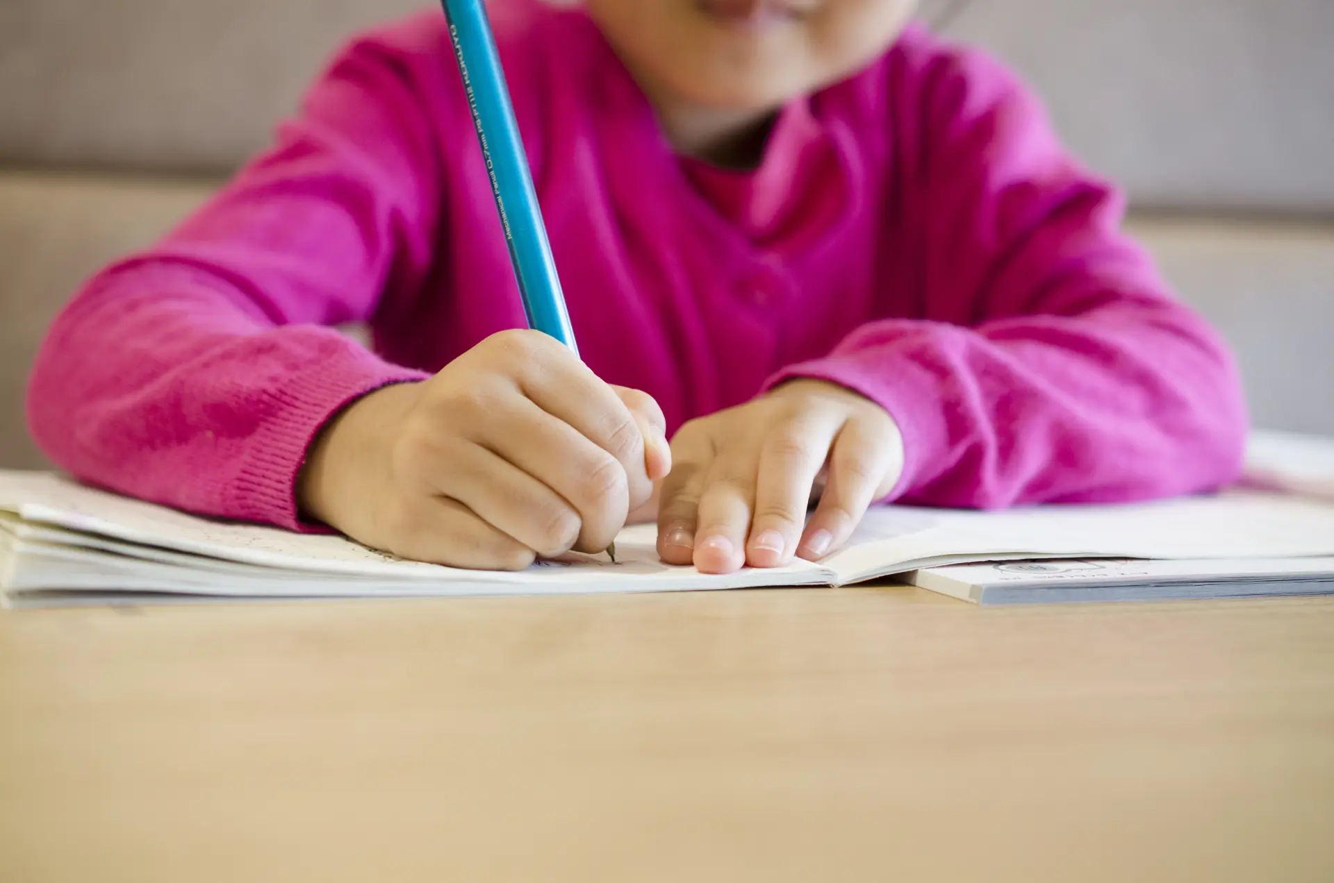 勉強する子供