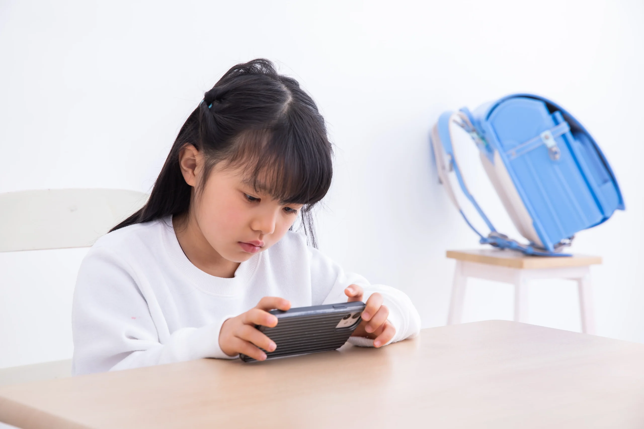 じっとスマホを見る女の子