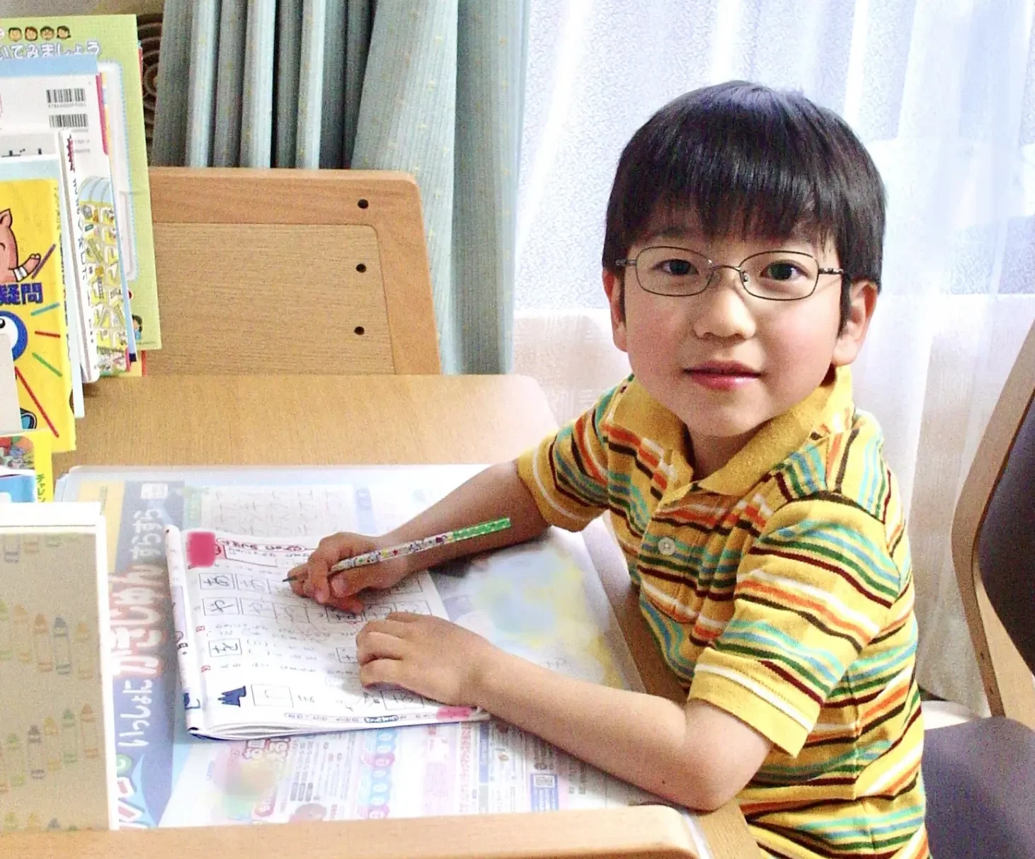 勉強する眼鏡をかけた男の子