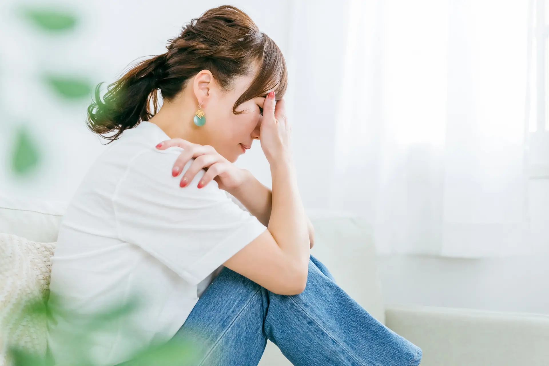 罪悪感で悩む女性