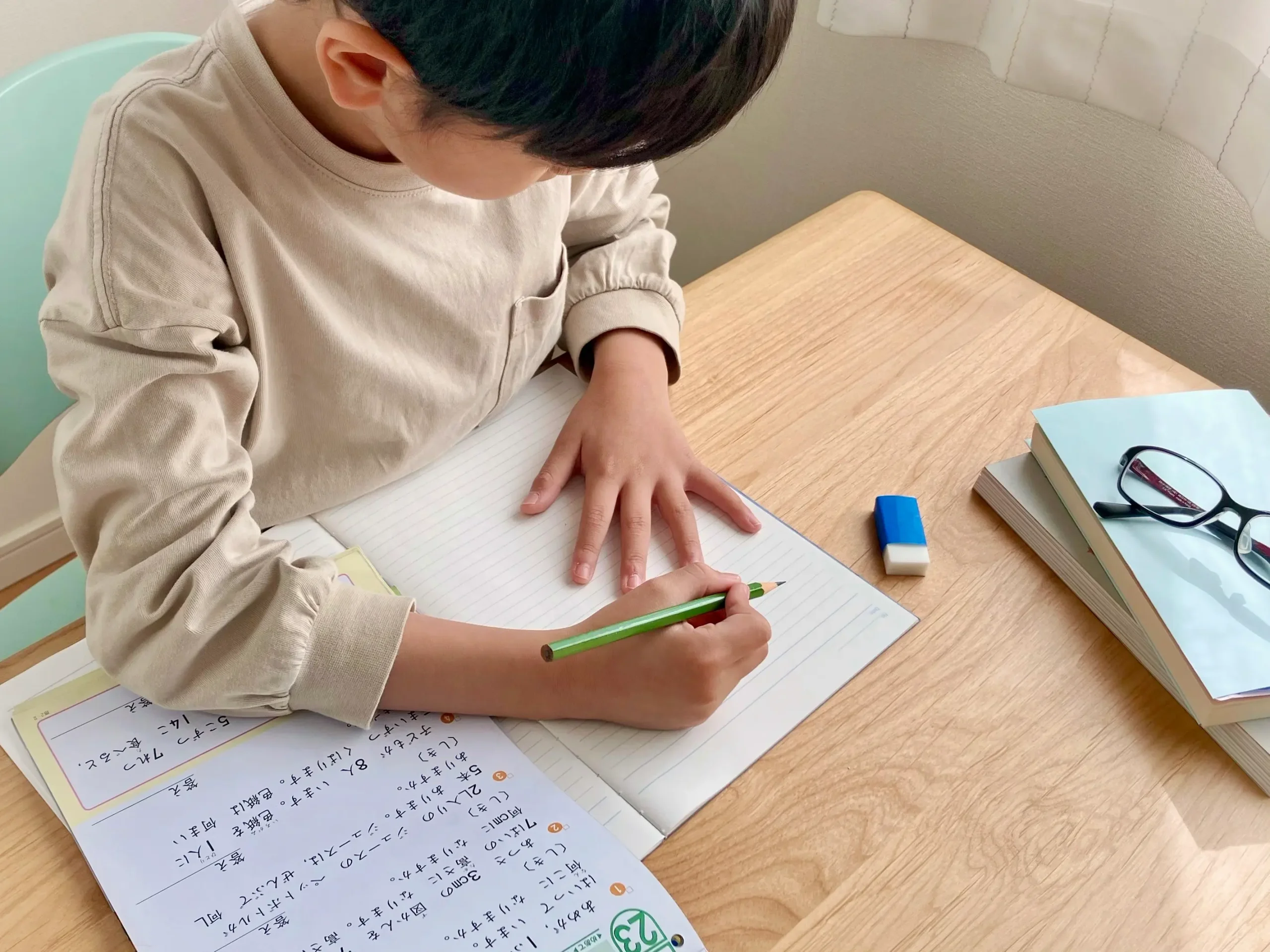 集中して勉強する子供