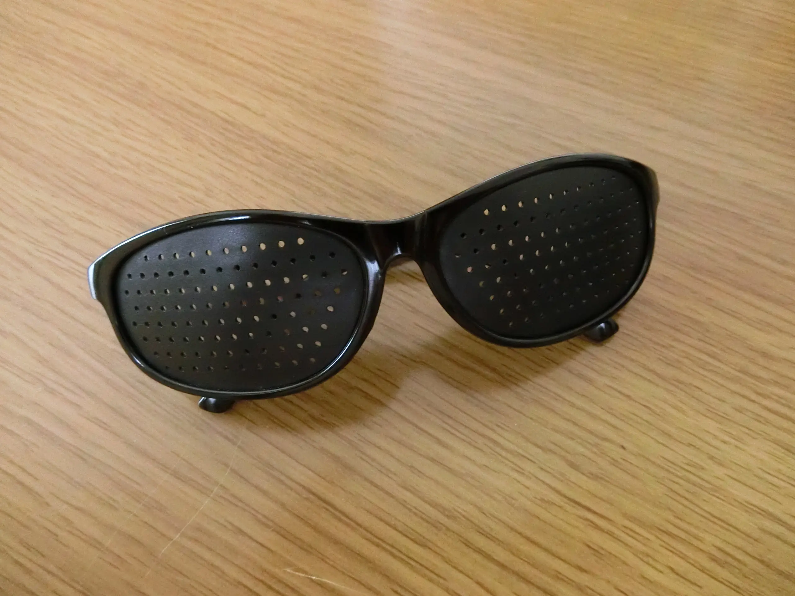 ピンホールメガネ