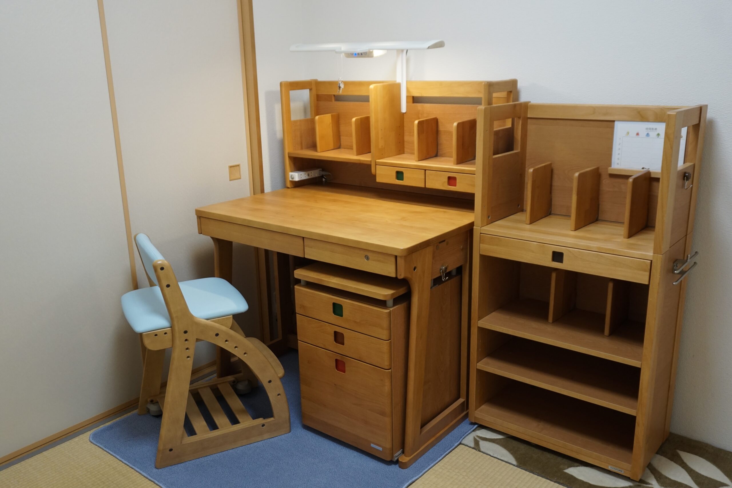 棚付きの学習机