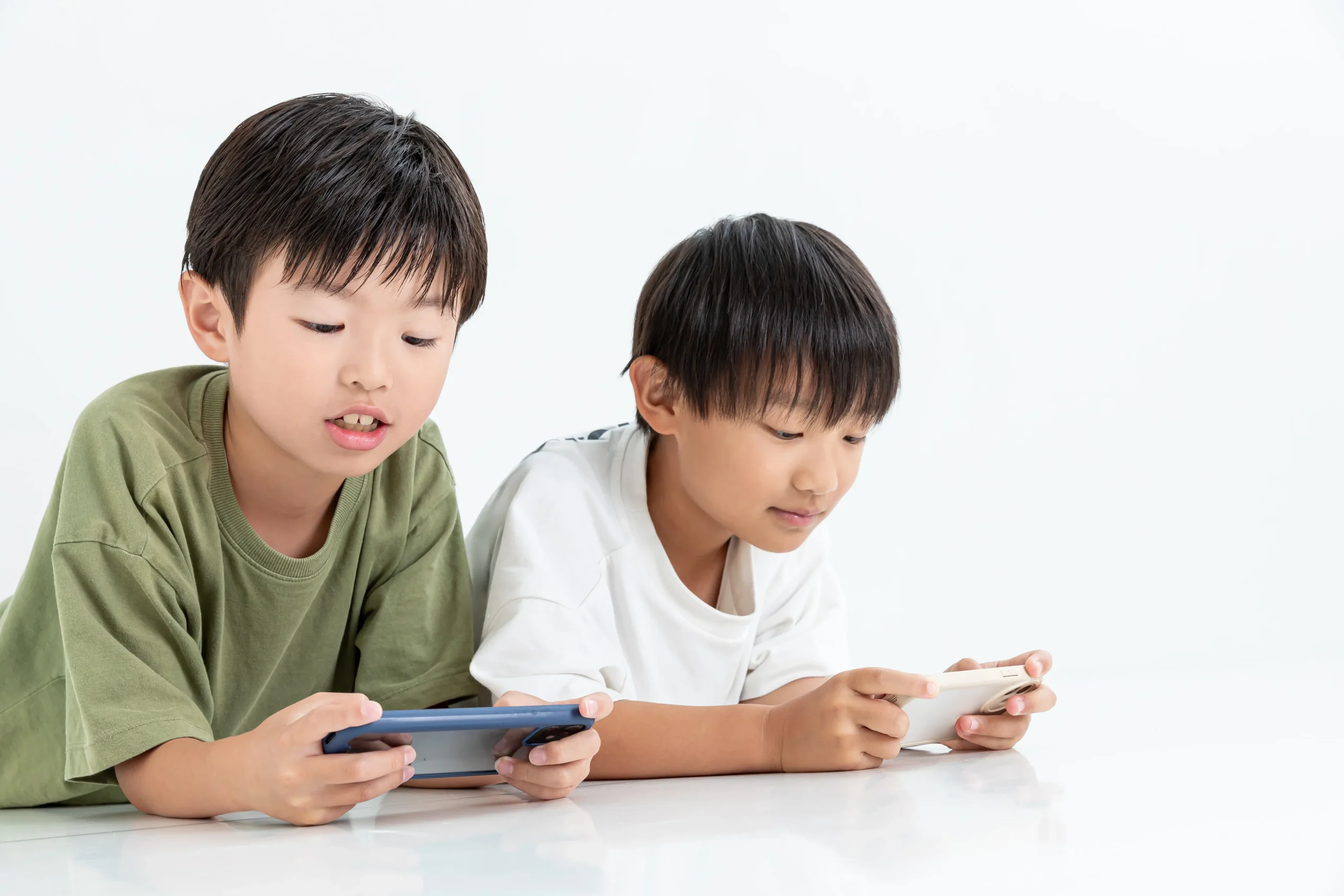 ゲームに集中する子供たち