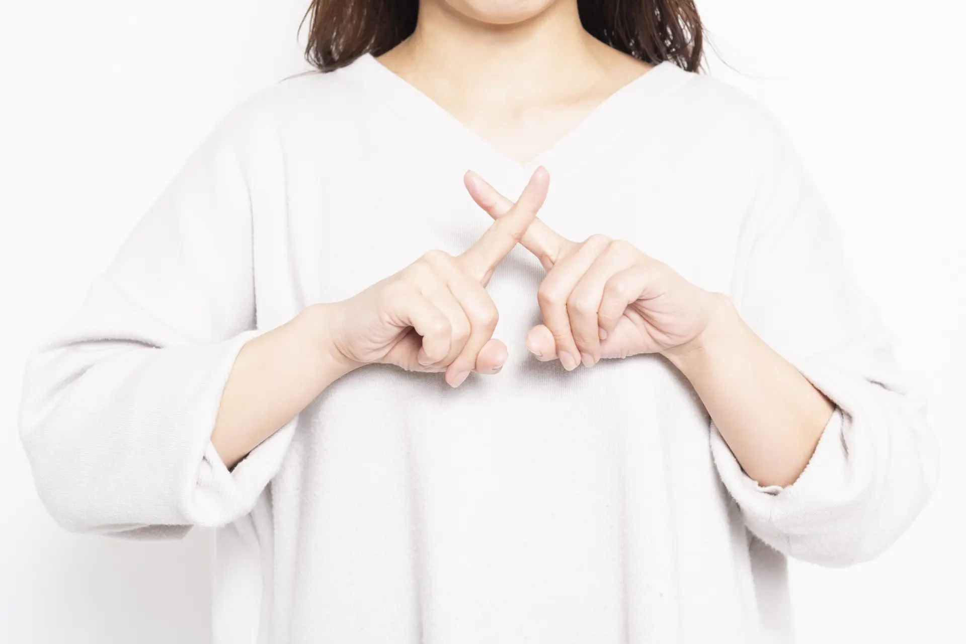 NGサインを出す女性