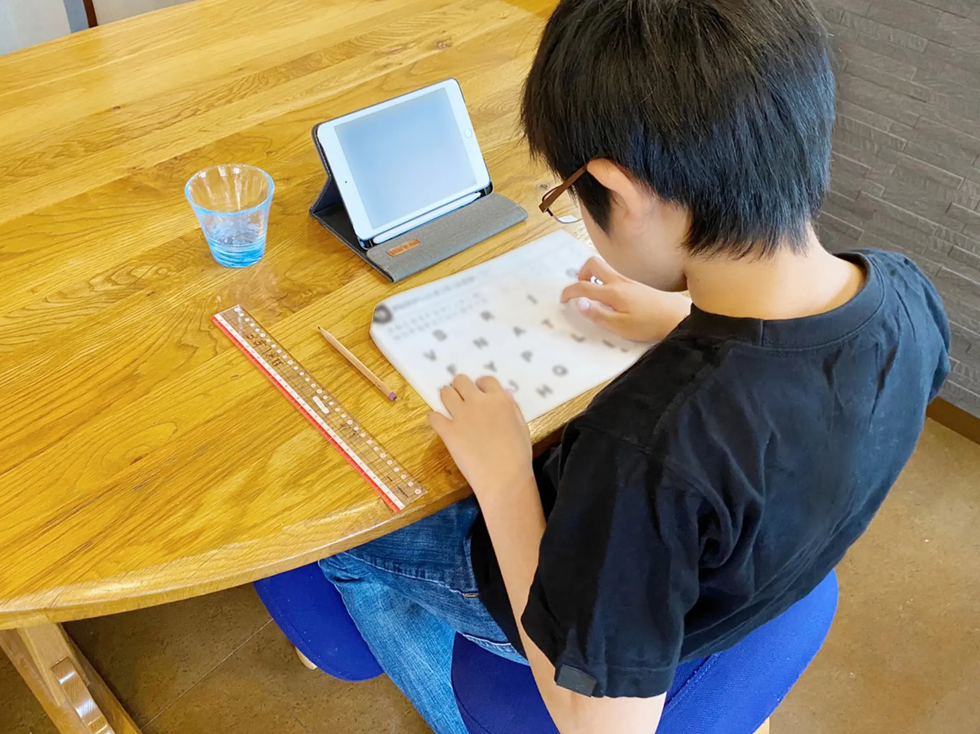 タブレットで勉強する小学生