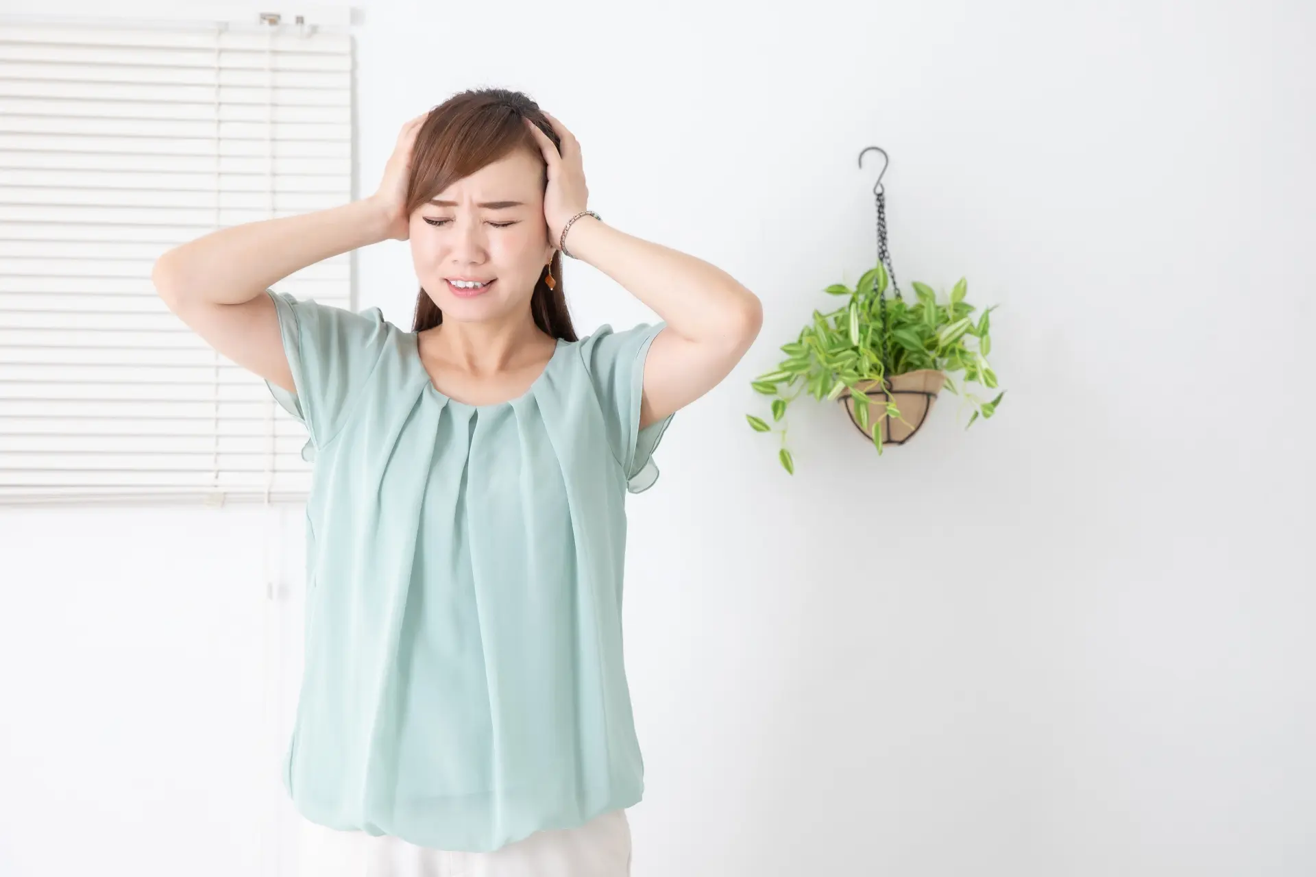 ショックを受ける女性