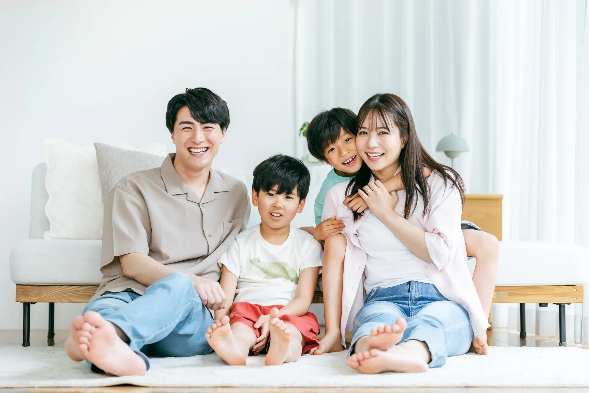 寄り添う笑顔の家族