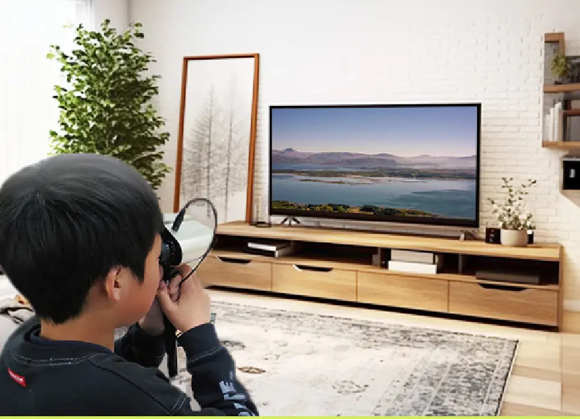 テレビを見ながらトレーニングする男の子