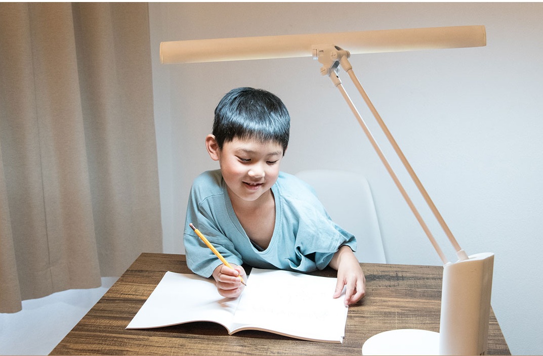 ジェントライトで勉強する男の子