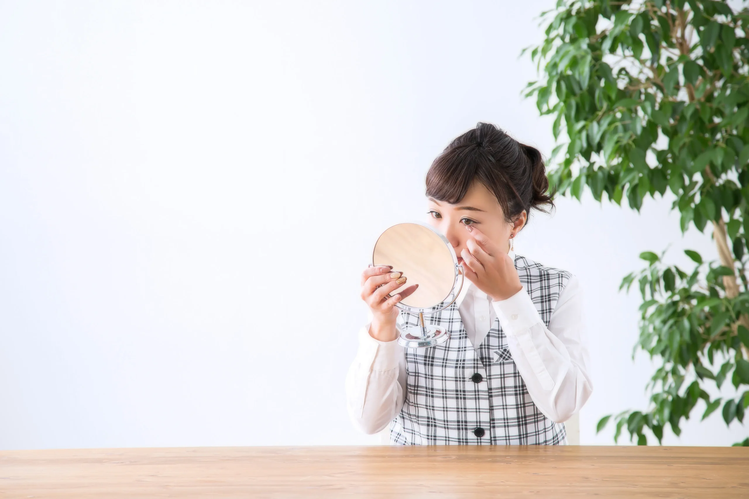 目元を気にする女性