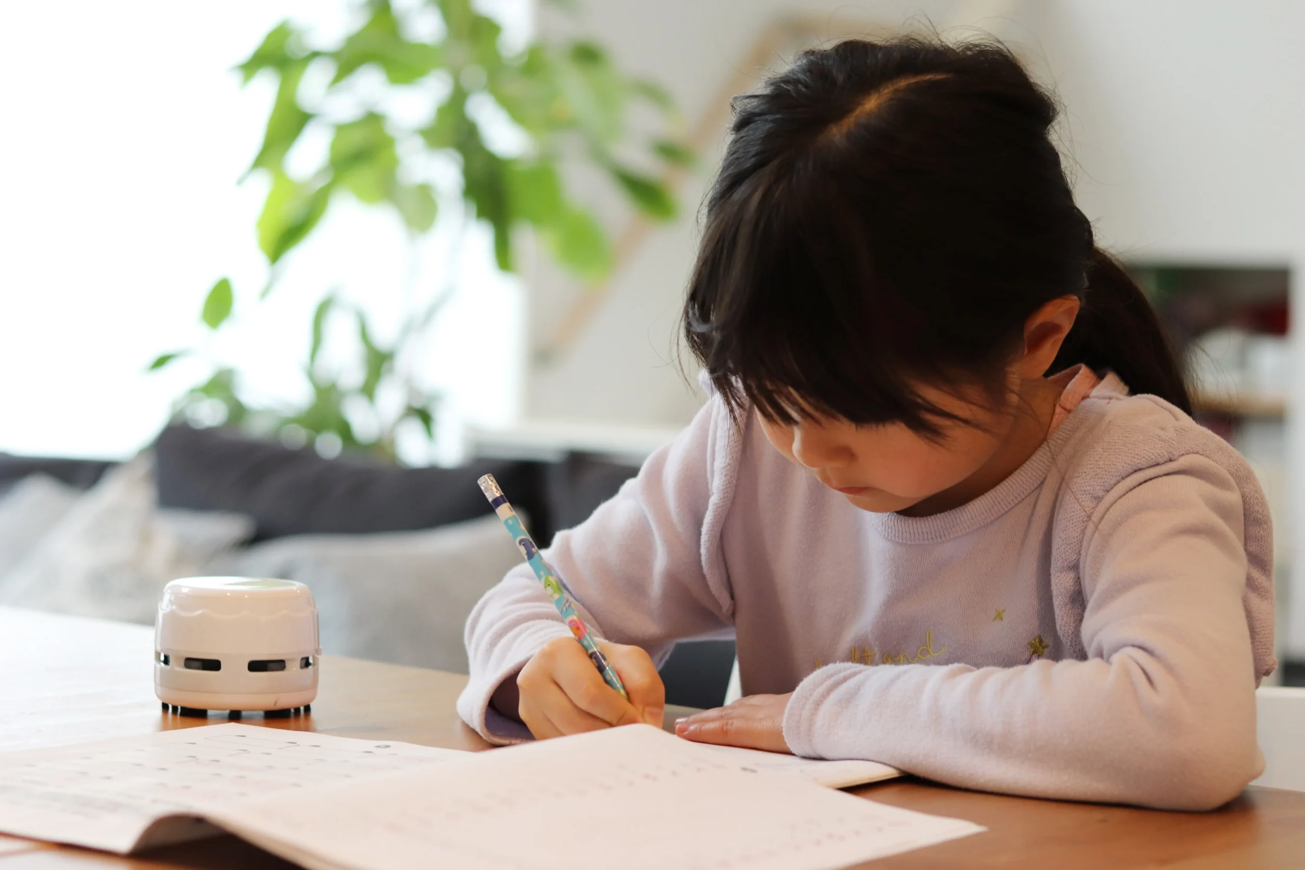 机で学習する女の子—室内でも遠方視を促すホームワック活用で子どもの近視予防