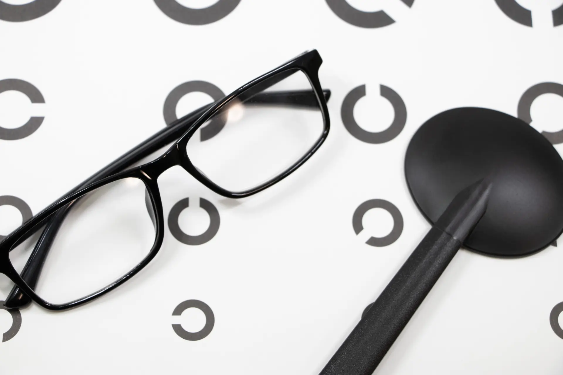 学校視力検査のランドルト環と遮眼子—A判定でも近視予防が必要な理由