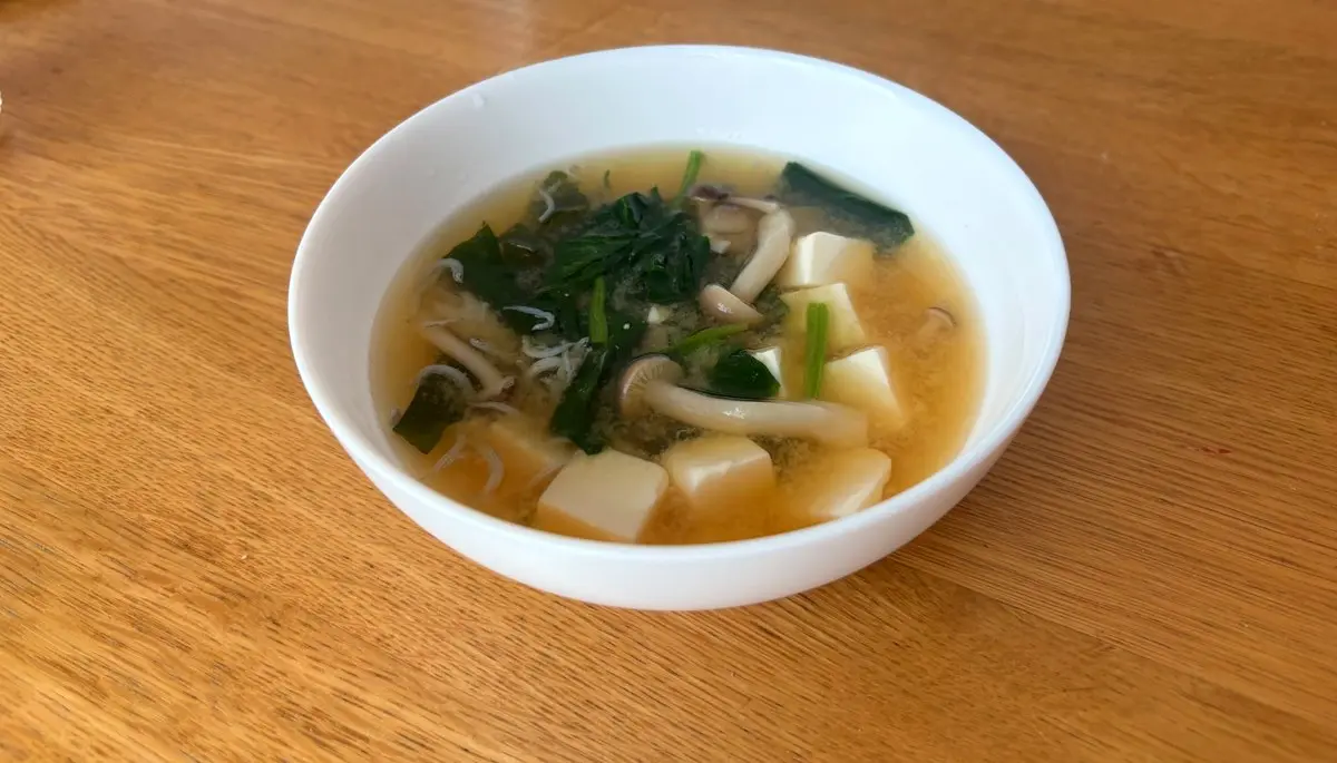 しめじとほうれん草、豆腐としらすが入った具だくさん味噌汁