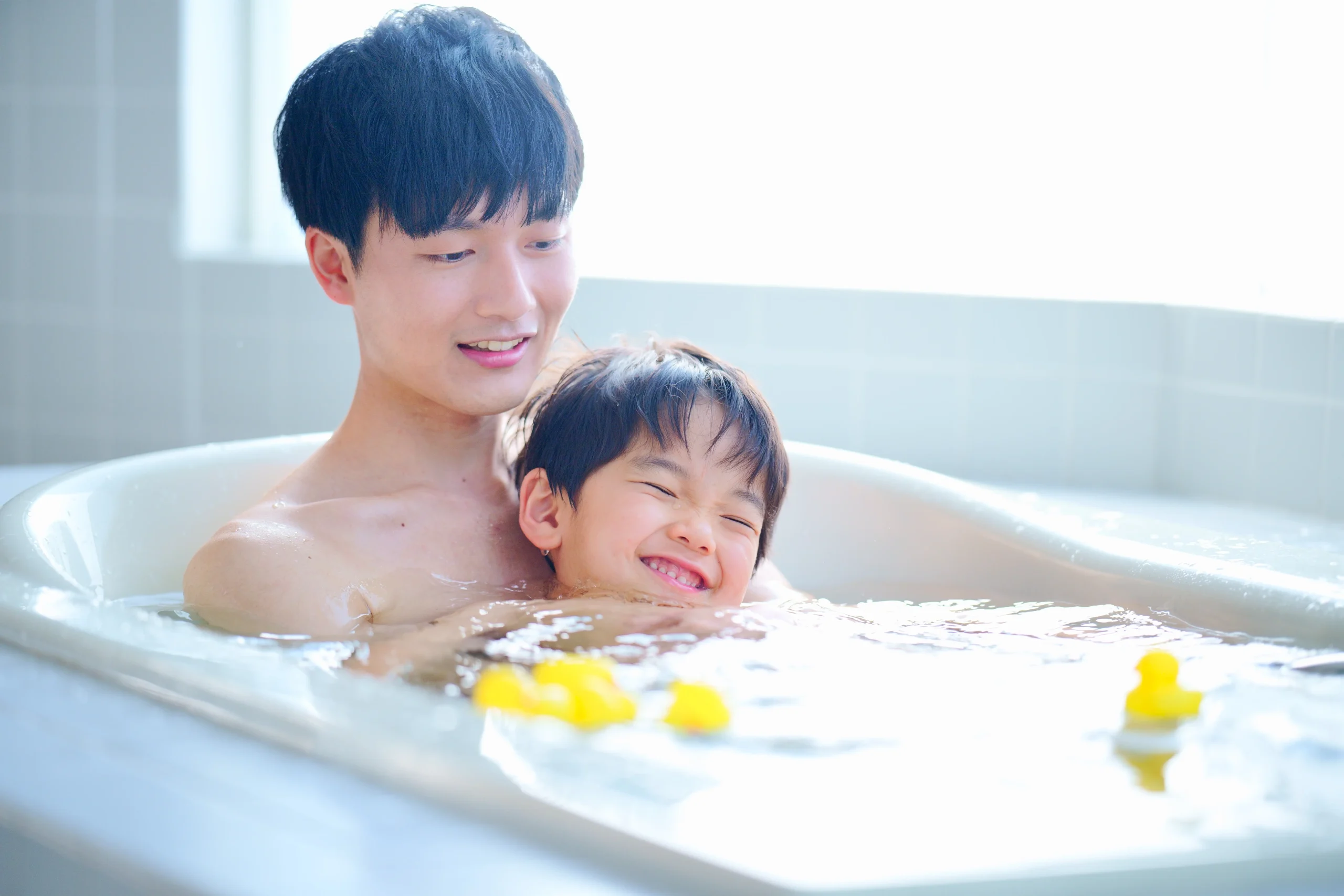 お風呂でリラックスする親子
