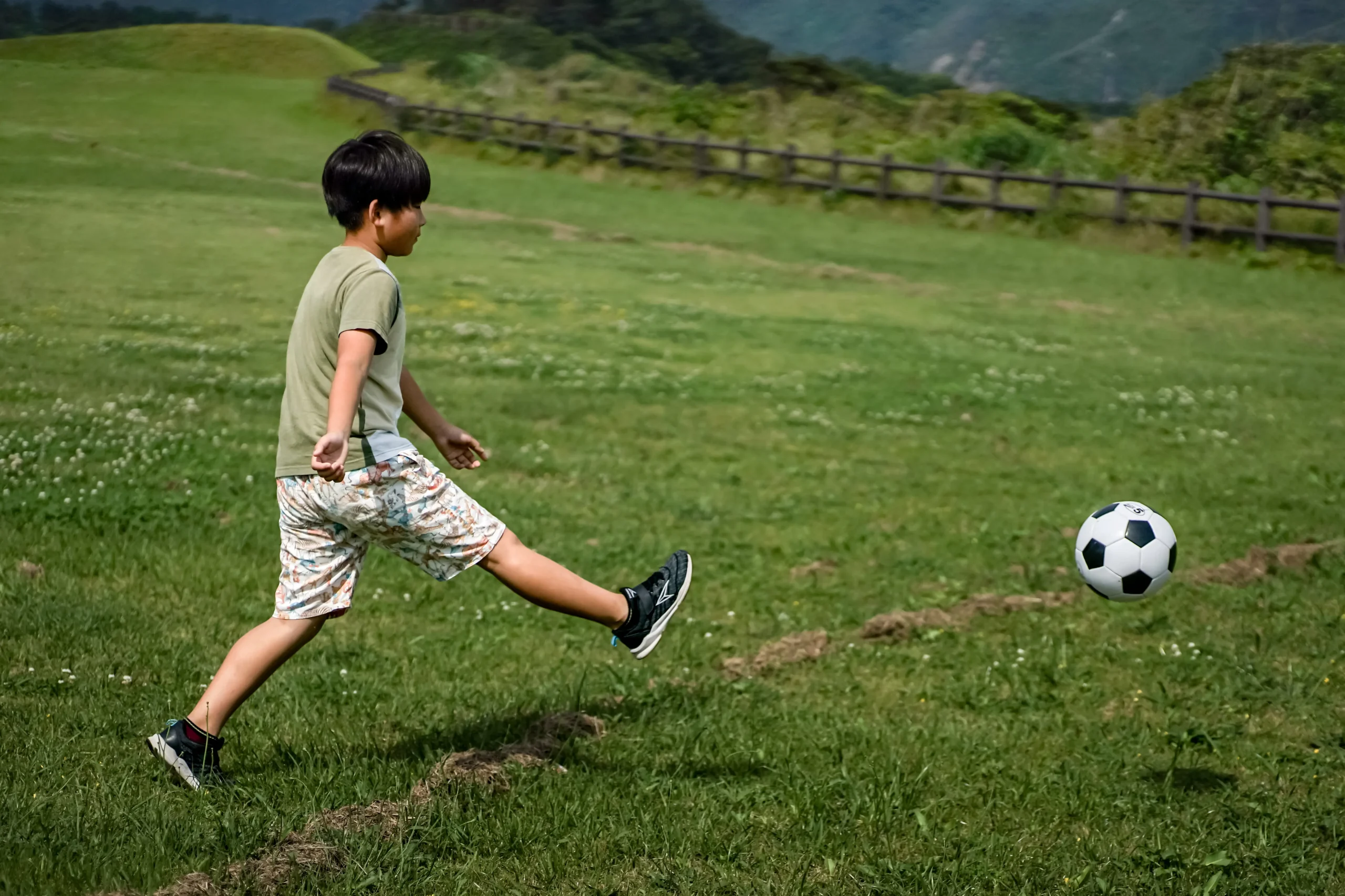 サッカーする男の子