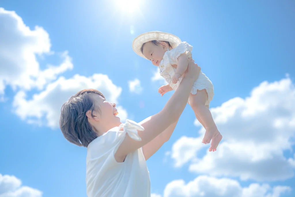 太陽の光を浴びる母と子供