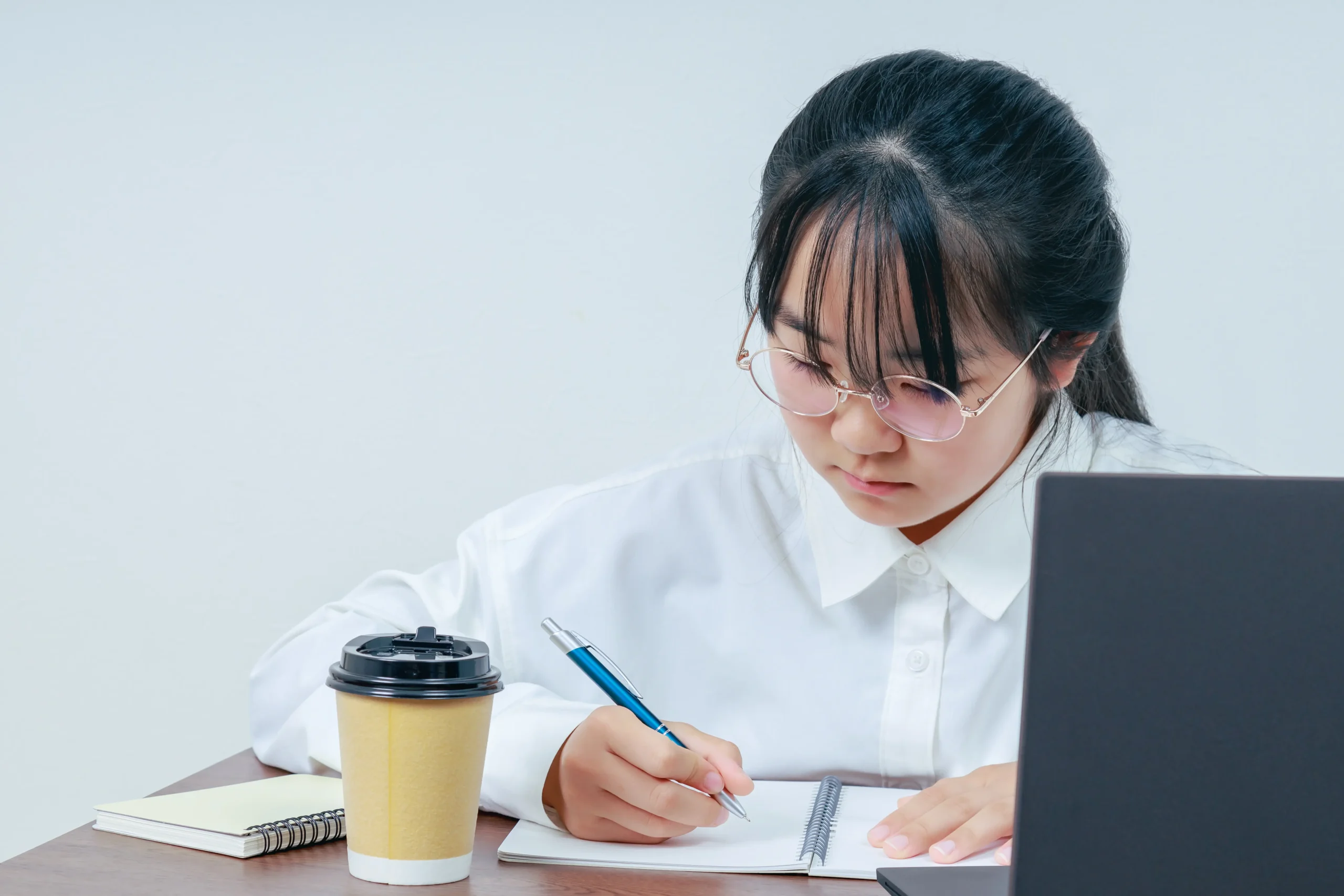 眼鏡をかけて勉強する女の子