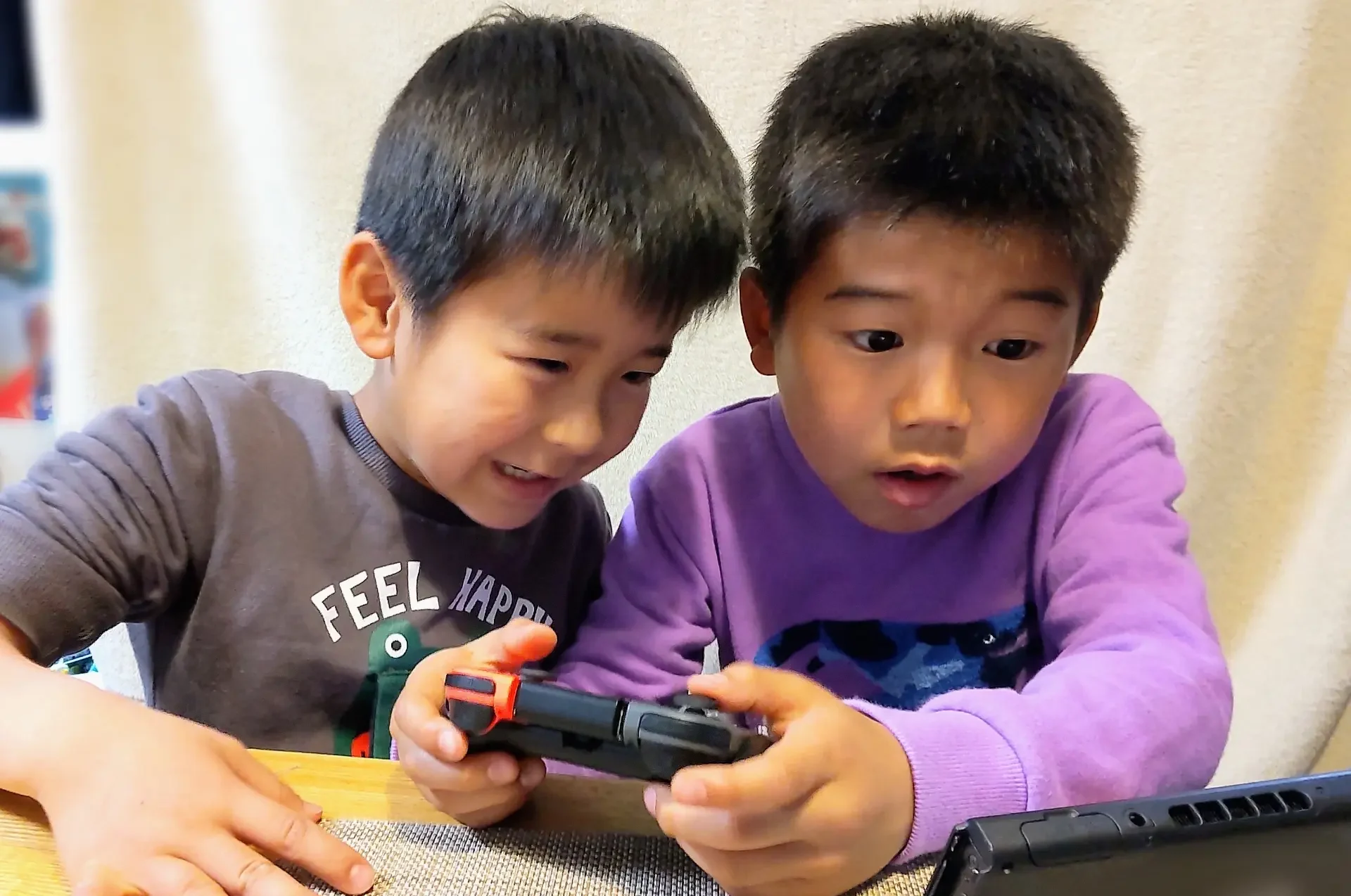 ゲームに夢中になる子供