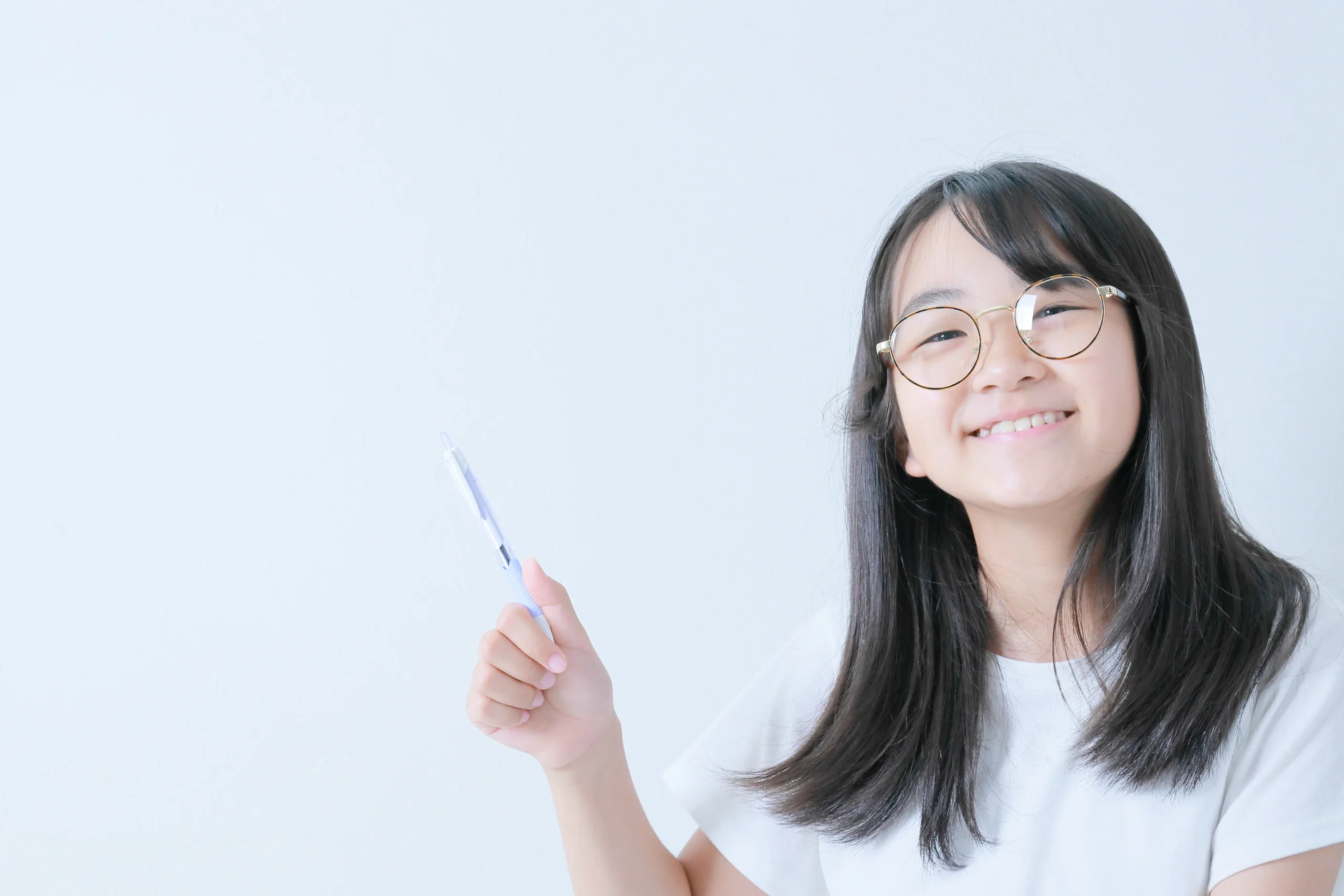 笑顔の眼鏡をかけた女の子