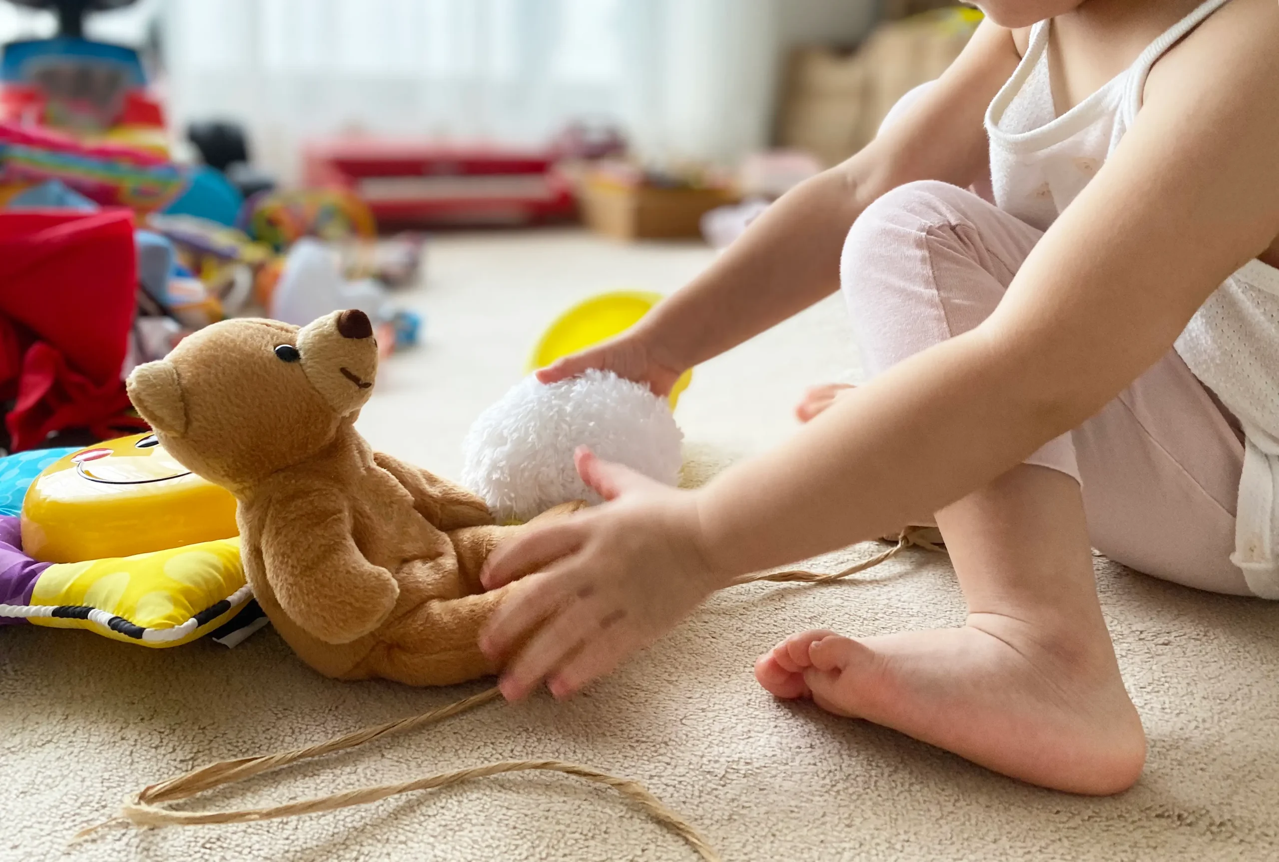 ごっこ遊びする女の子