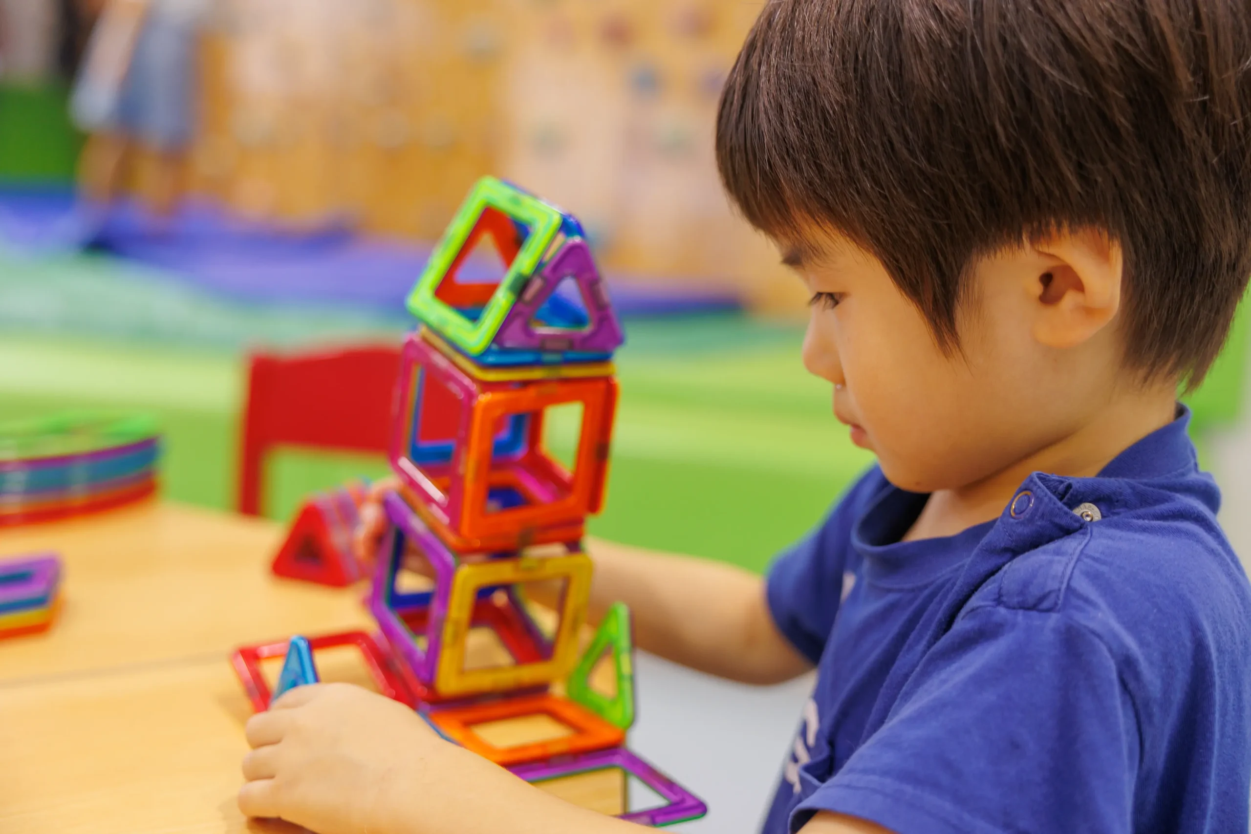 ブロックを組み立てる男の子