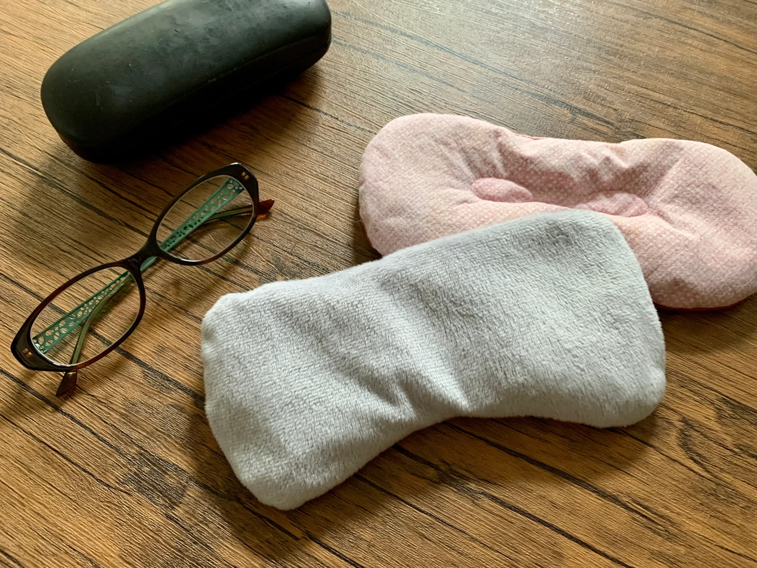アイマスクとメガネ