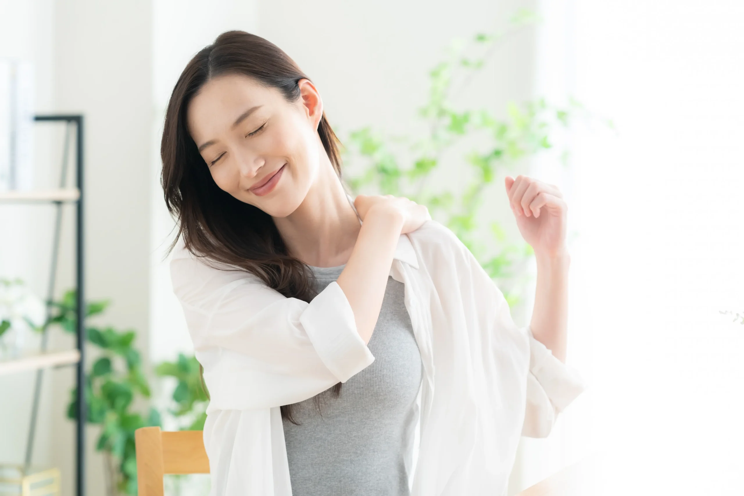 肩をストレッチする女性