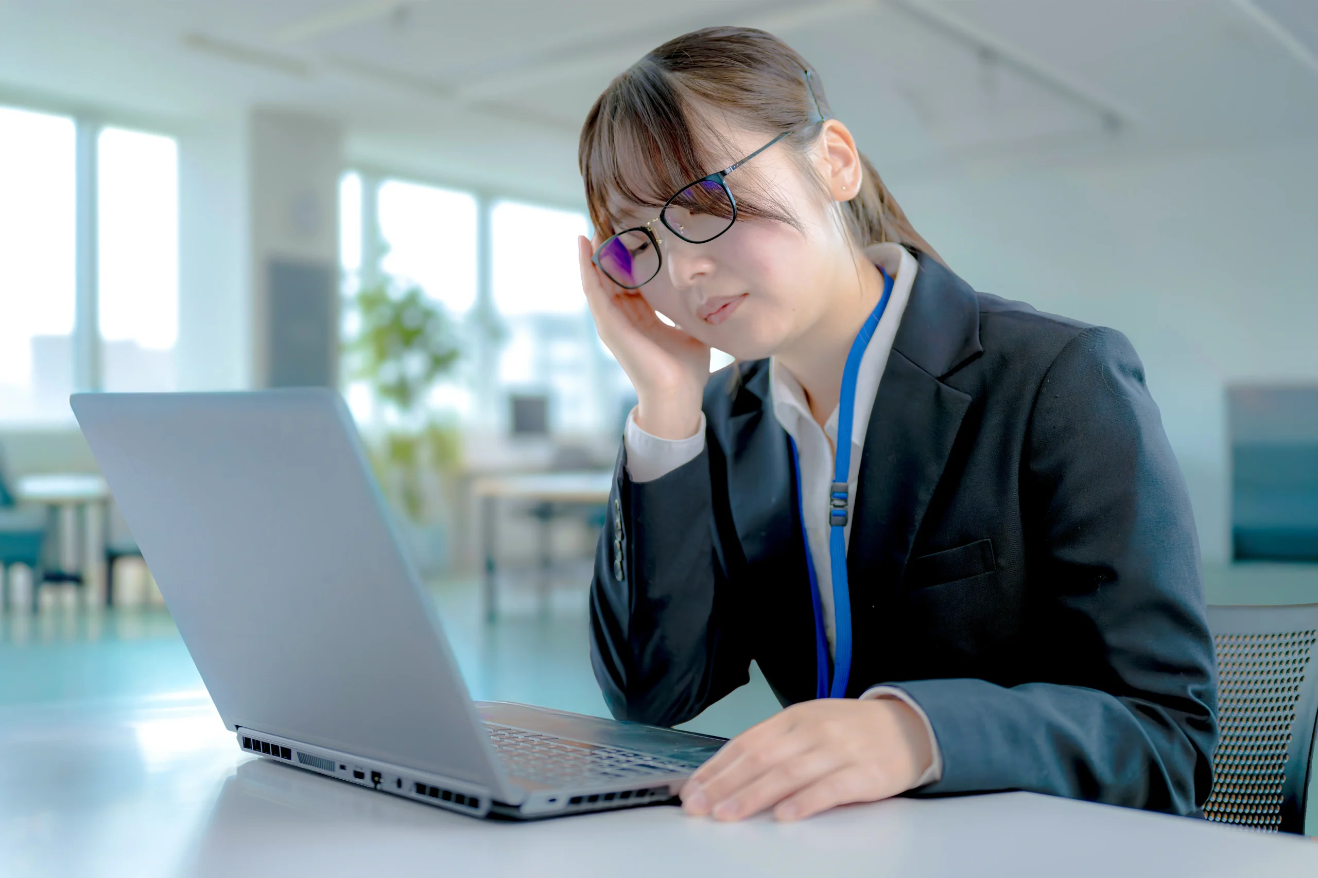 疲れを感じる仕事中の女性