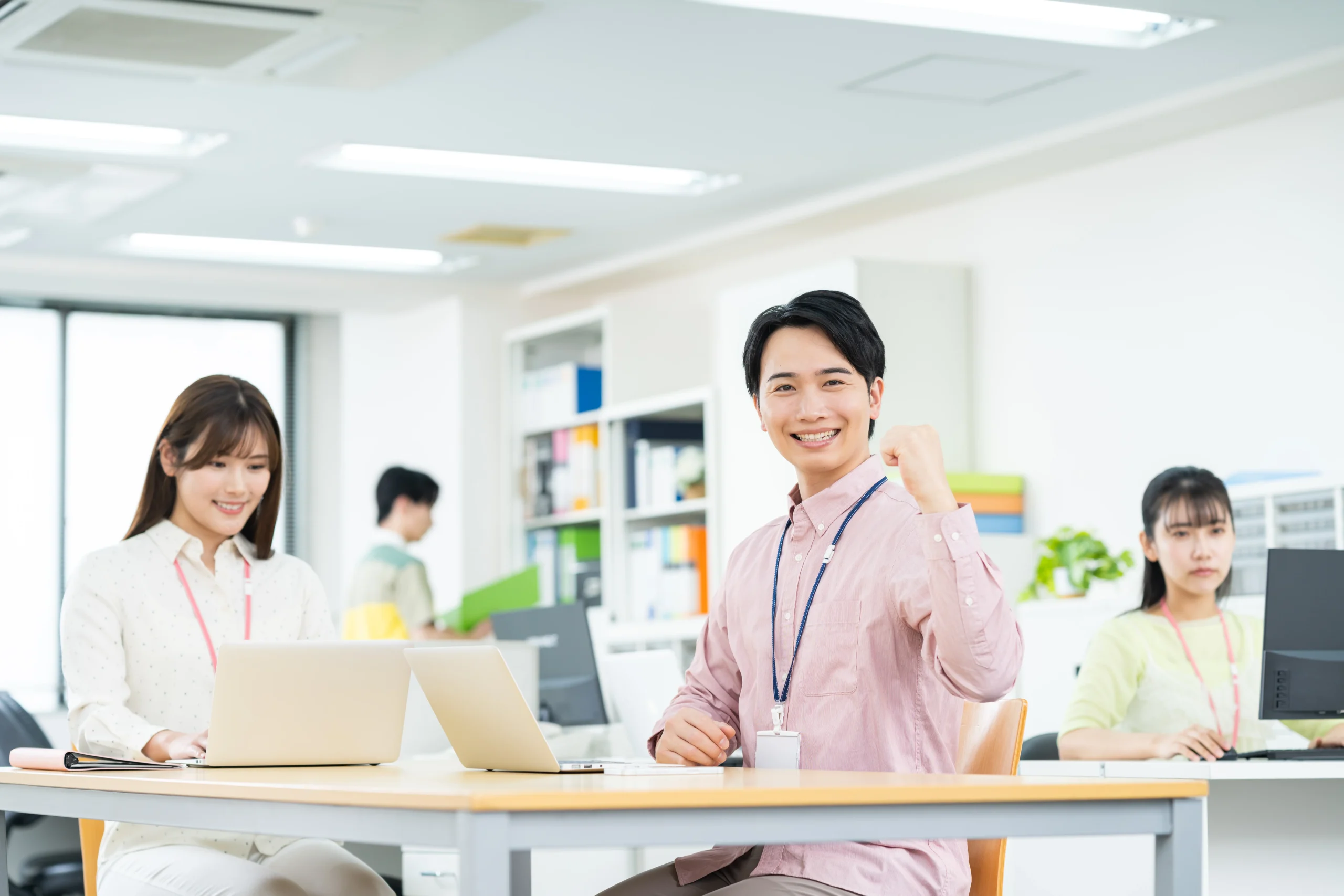 オフィスでガッツポーズをする男性
