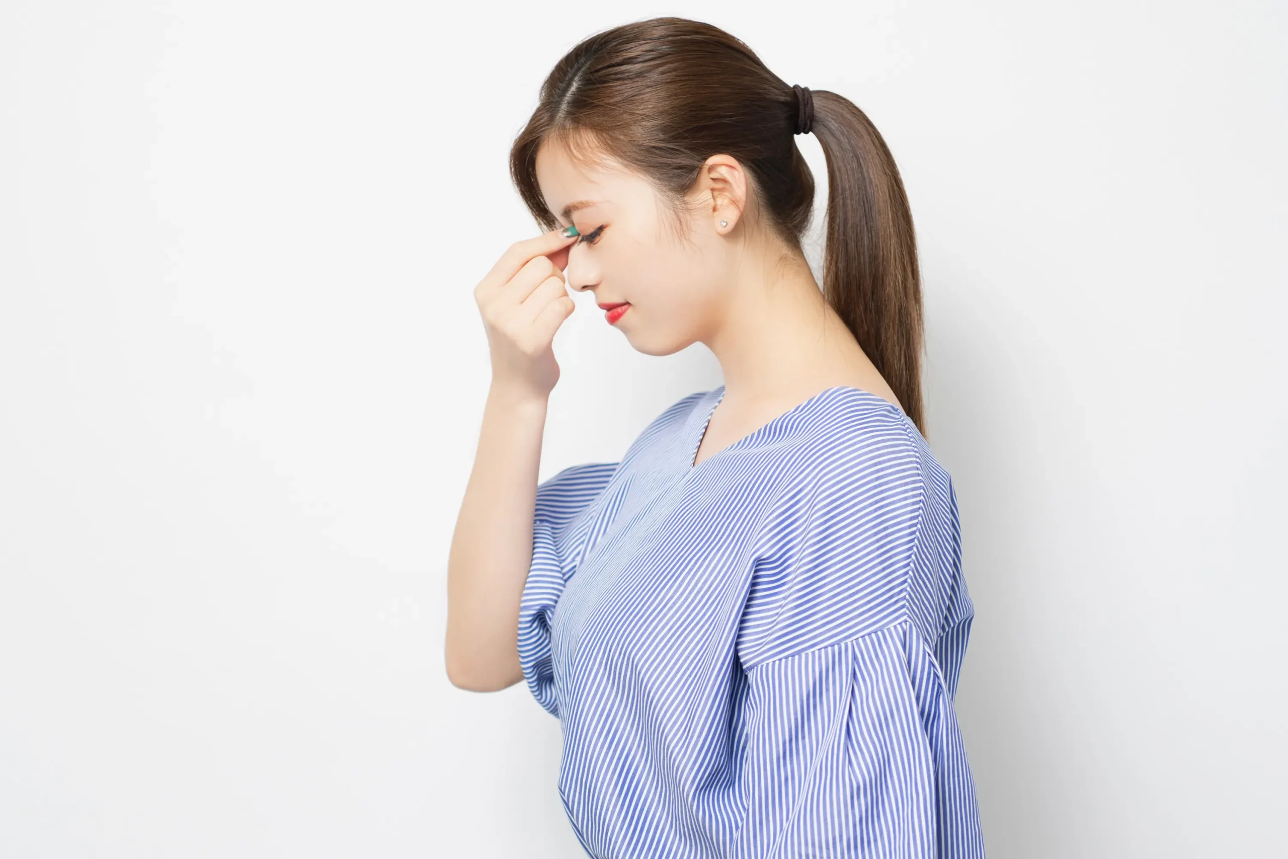 疲れ目に悩む女性