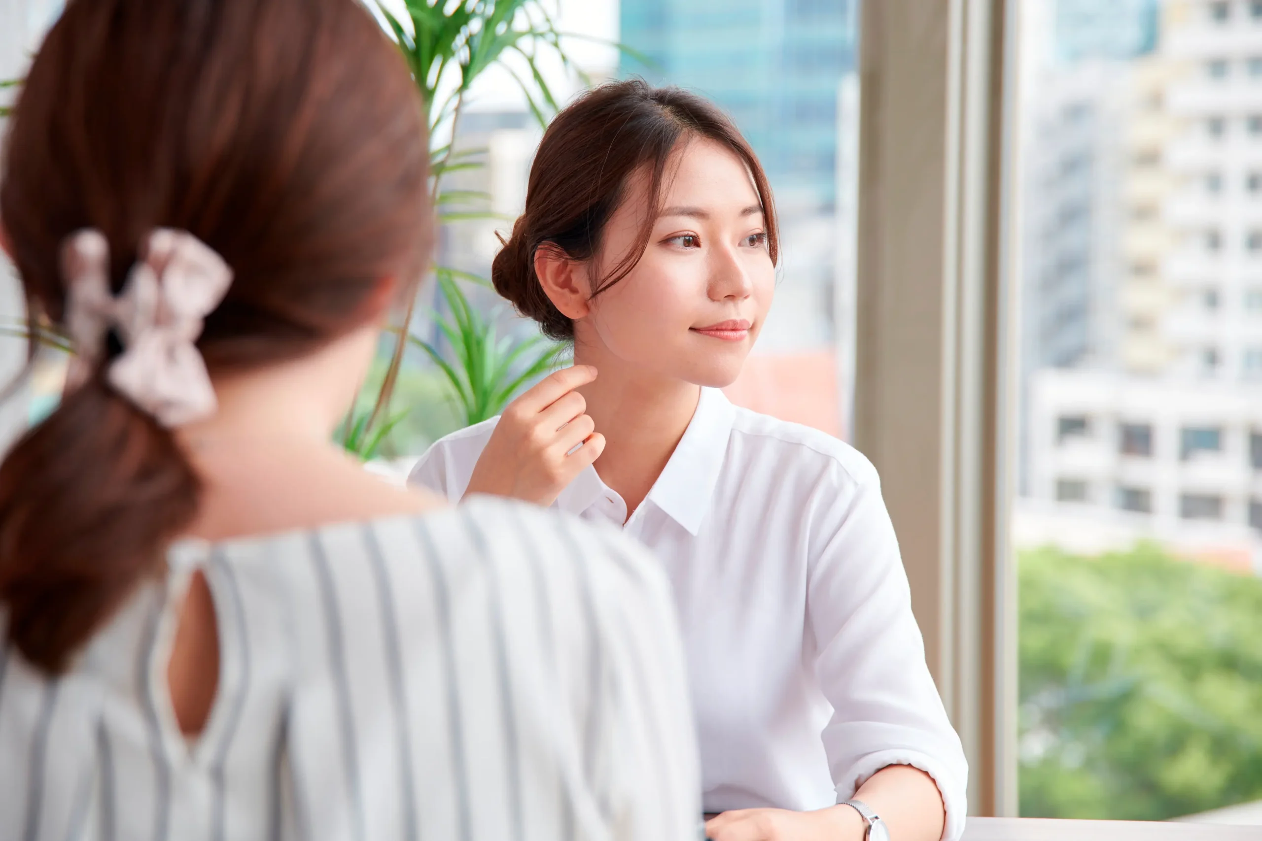 会議中に窓の外を眺める女性