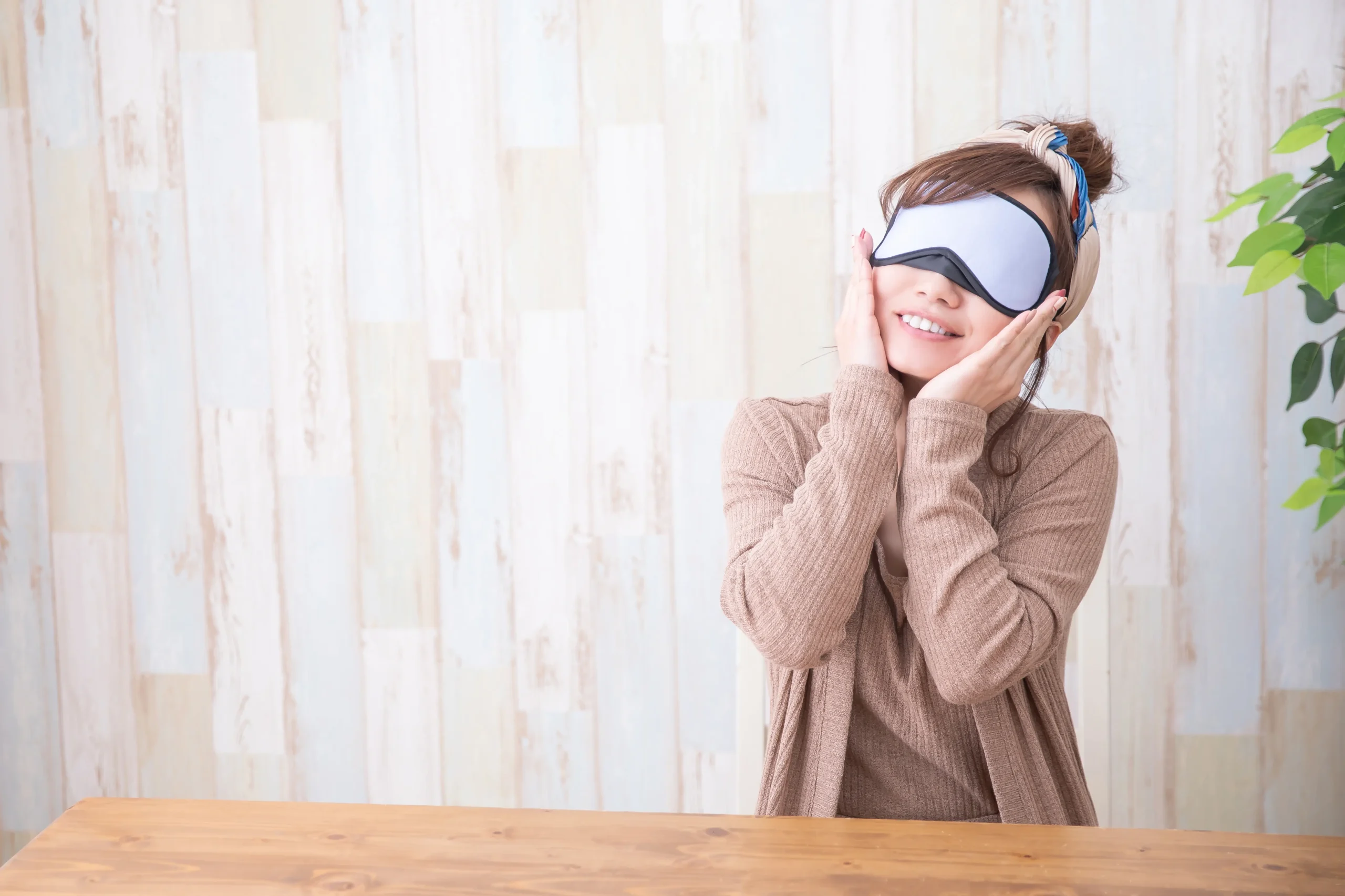 アイマスクでリラックスする女性