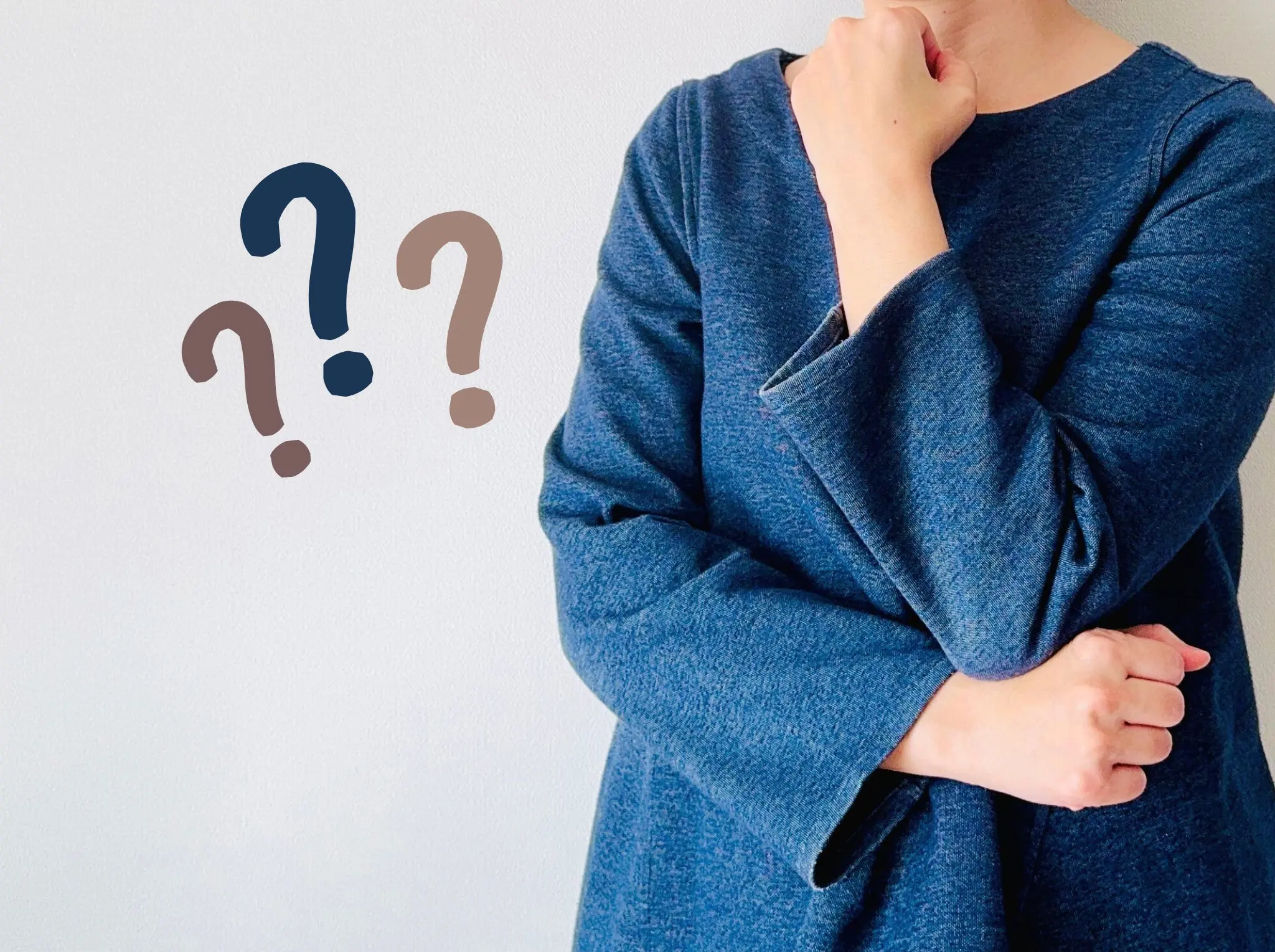 考え事をする女性