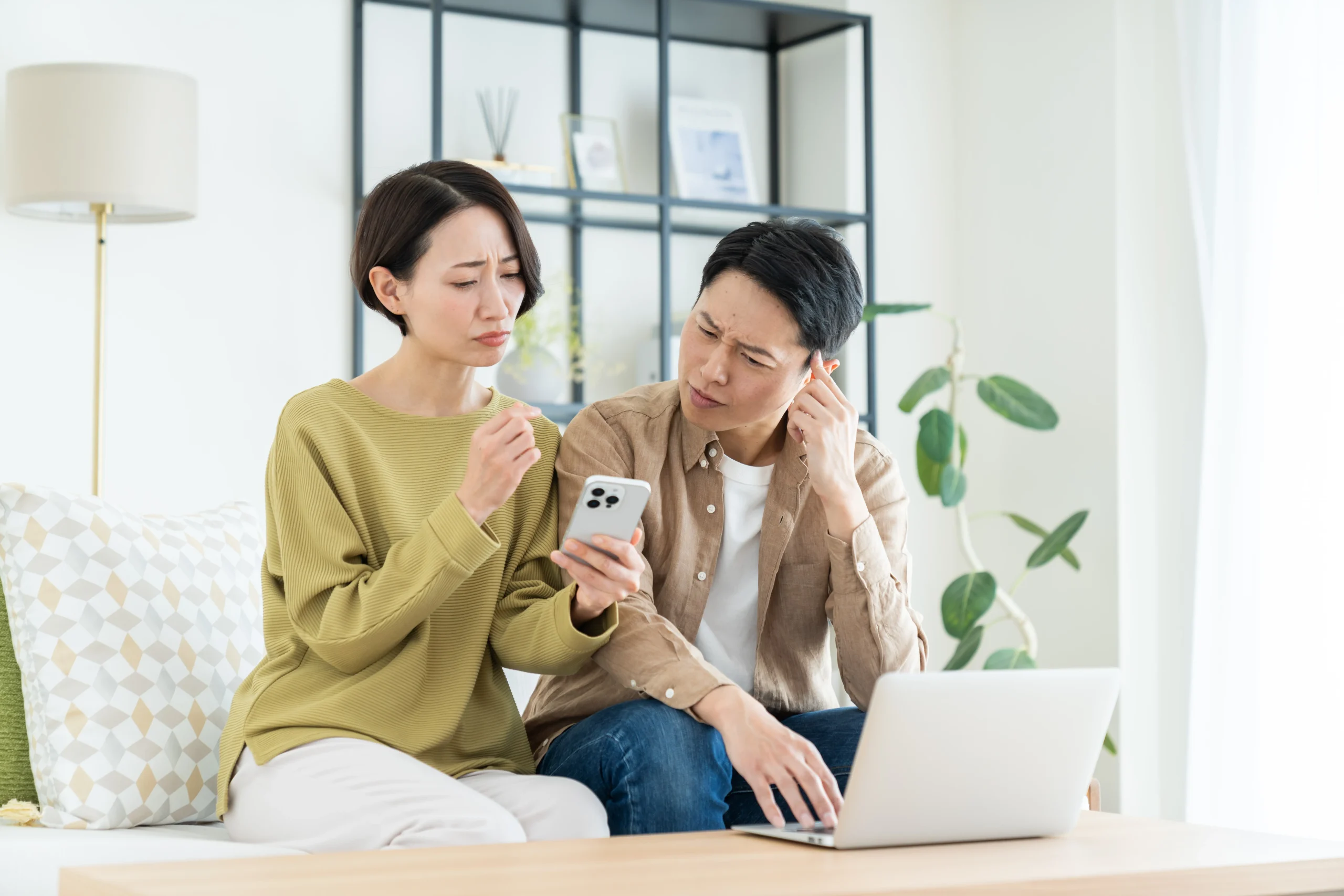 リビングで悩むミドルの夫婦