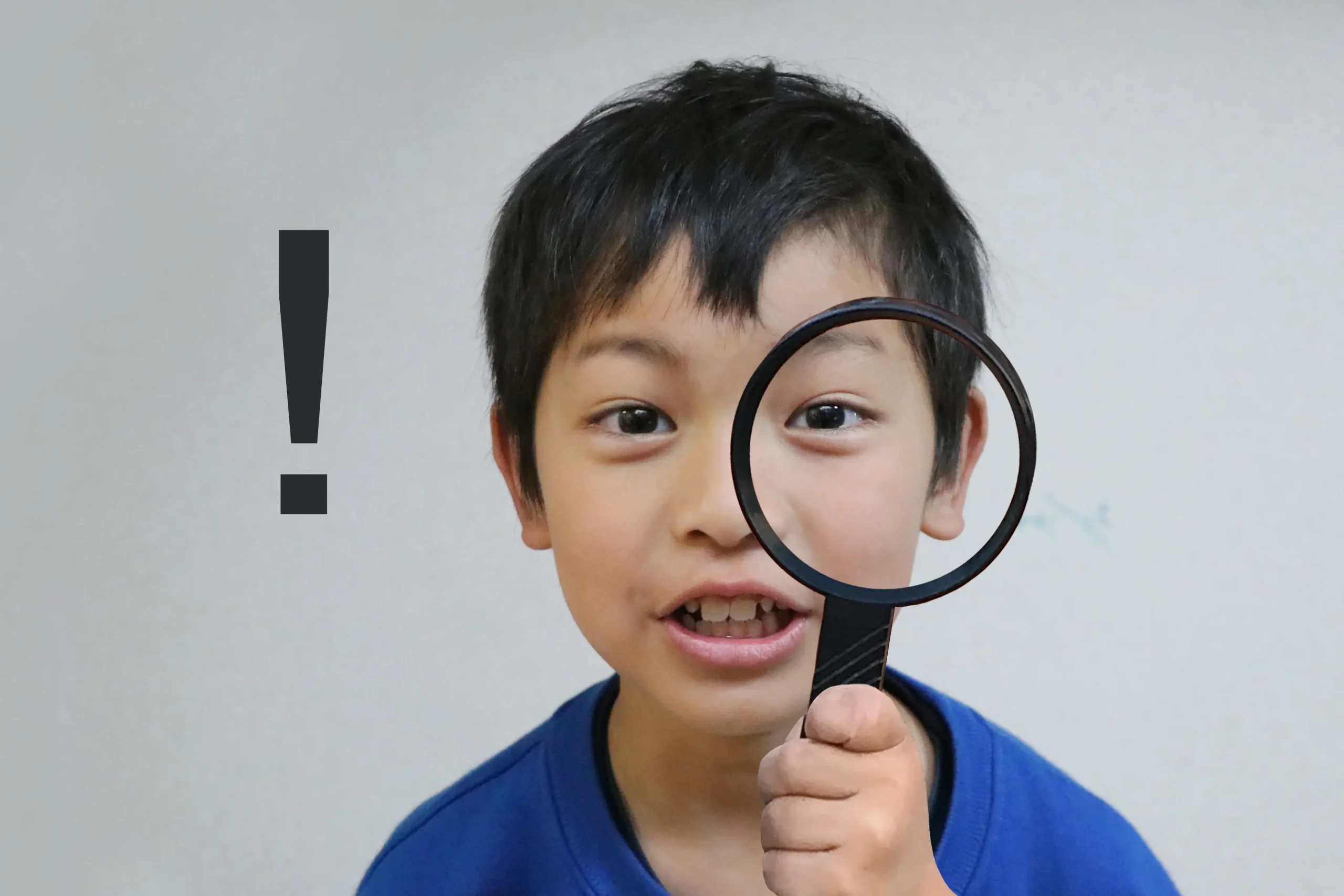 虫眼鏡で発見する子供