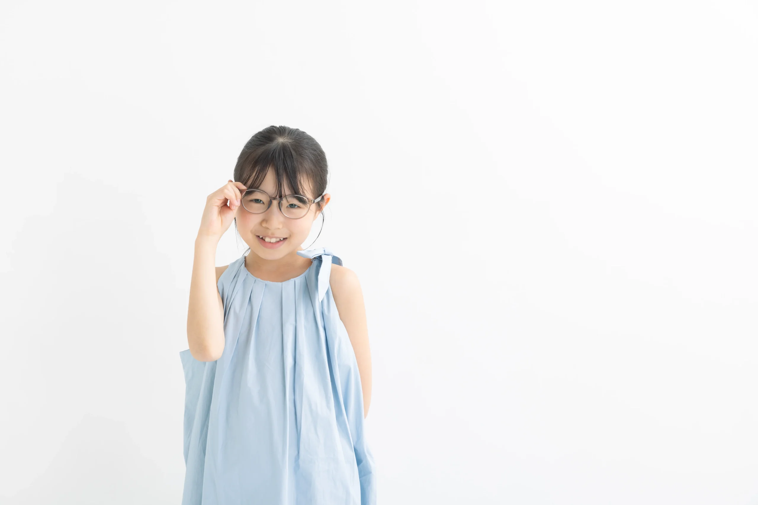 眼鏡をした笑顔の女の子