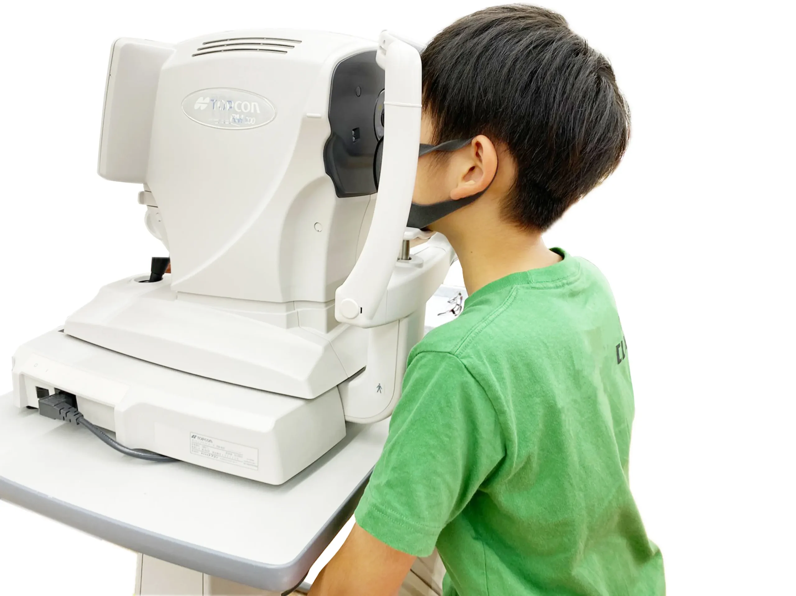 視力検査する子供