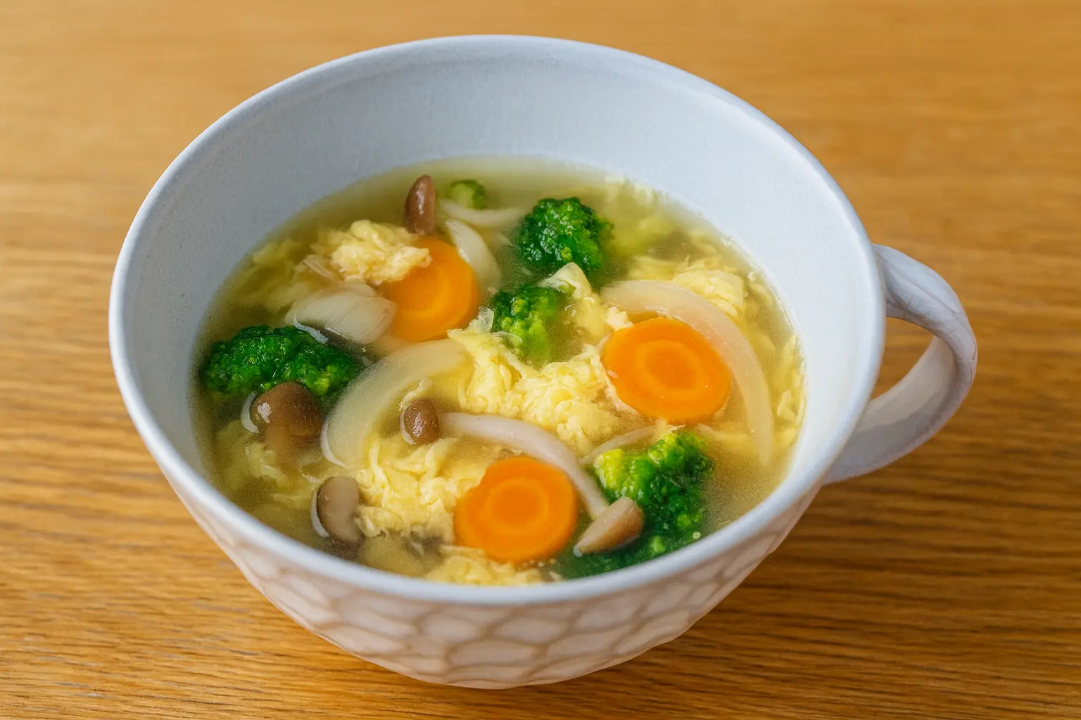 ブロッコリーとにんじんの簡単コンソメスープ