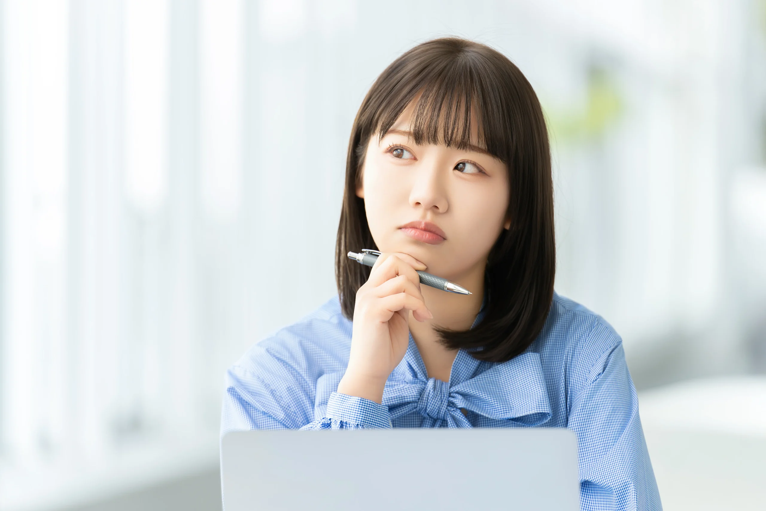 パソコンやスマホで目が疲れる原因とは？仕事中にできる予防と対策